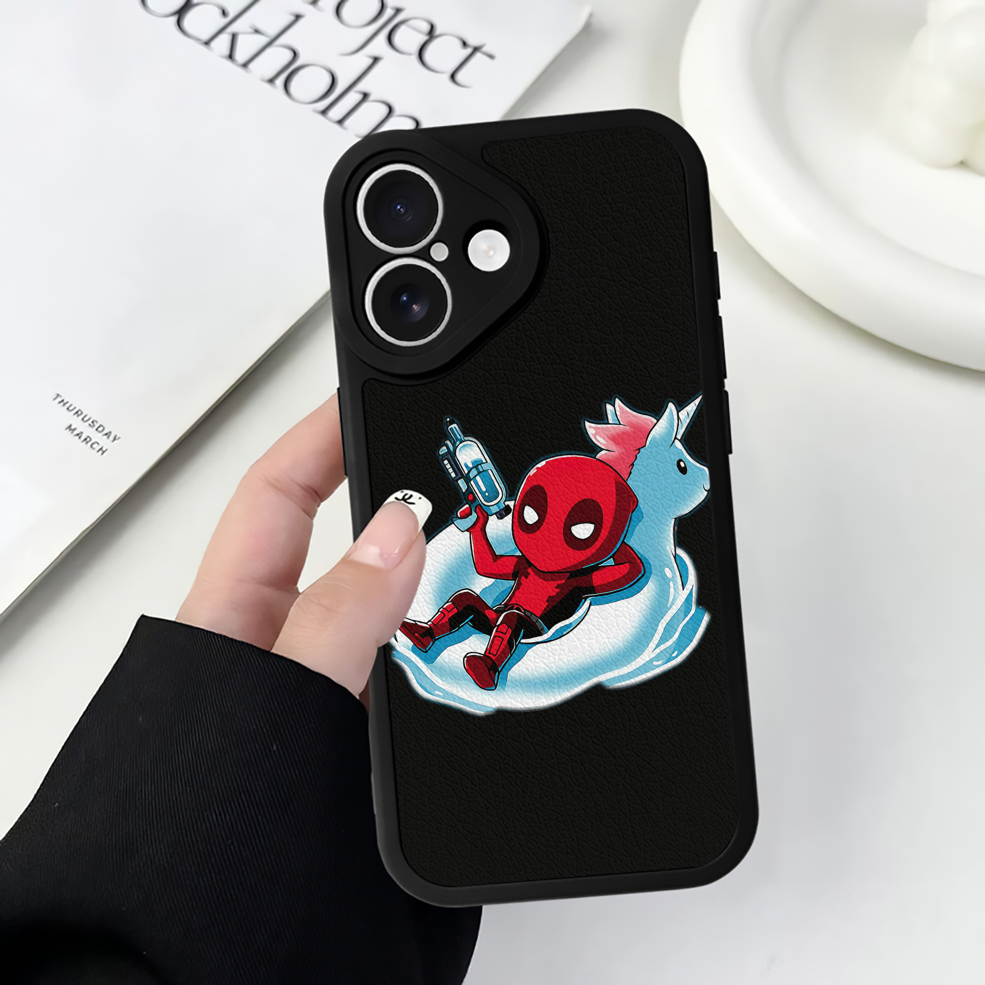 （画像用） Deadpool デッドプール 【iPhone 16シリーズ対応】シリコンスマホケース（レザー調） 材質：シリコン